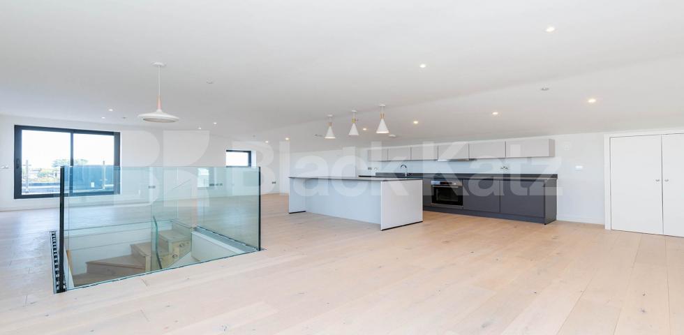 			2 Bedroom, 2 bath, 1 reception Penthouse			 Tottenham Lane, CROUCH END